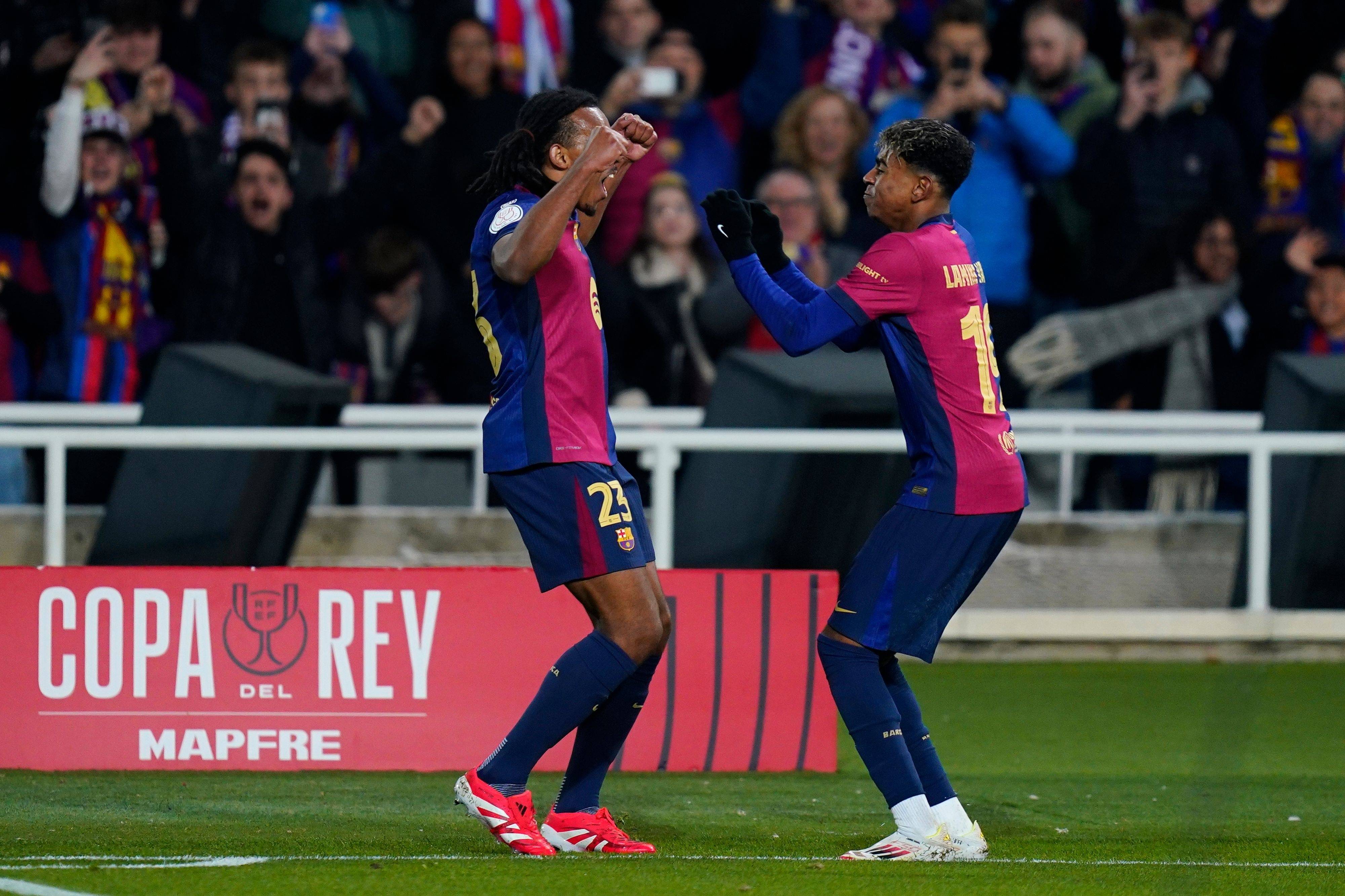 都灵客场惨遭逆转前锋脚踢争议引争议