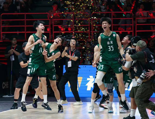 包含篮球职业联赛打破记录，创下新历史高峰的词条