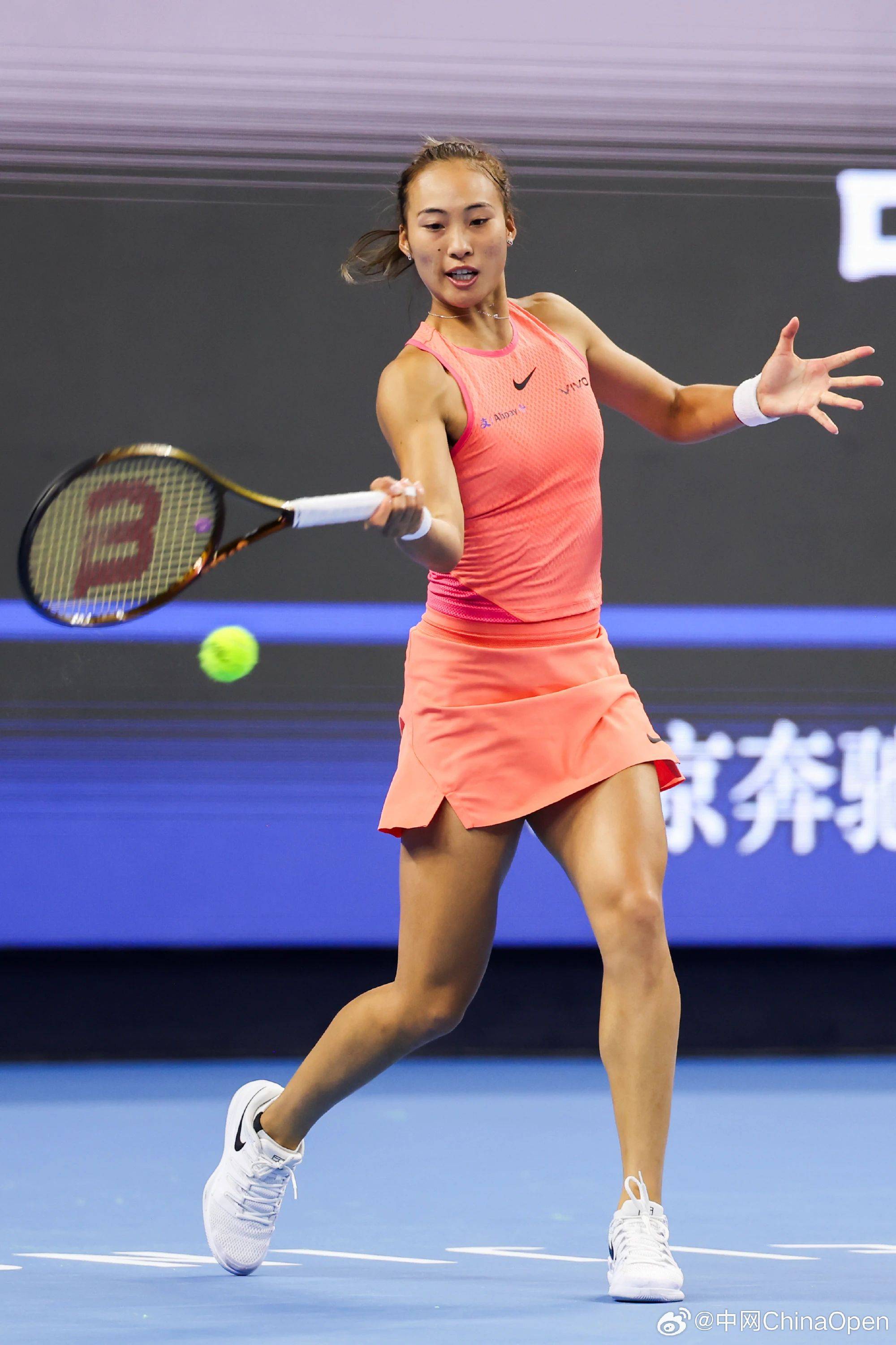 开云体育入口-赛场上争奇斗艳，悬念不断升级