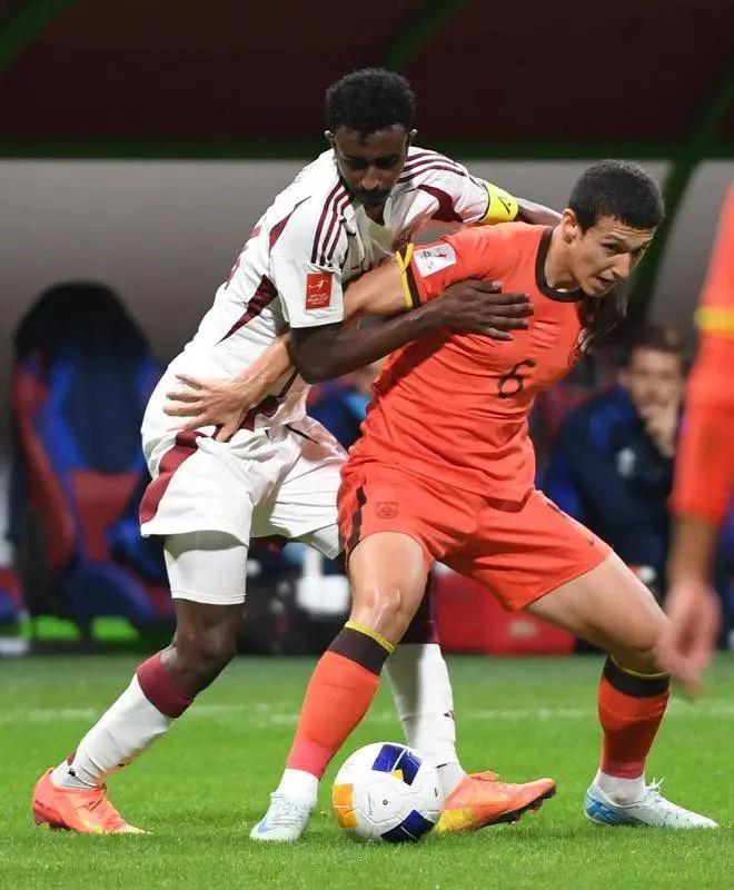 比赛中一位年轻球员表现抢眼