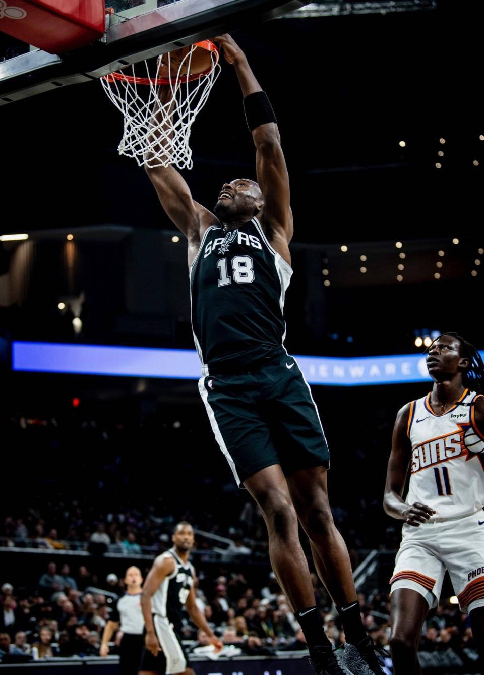 马刺队客场大胜活塞，实现五连胜