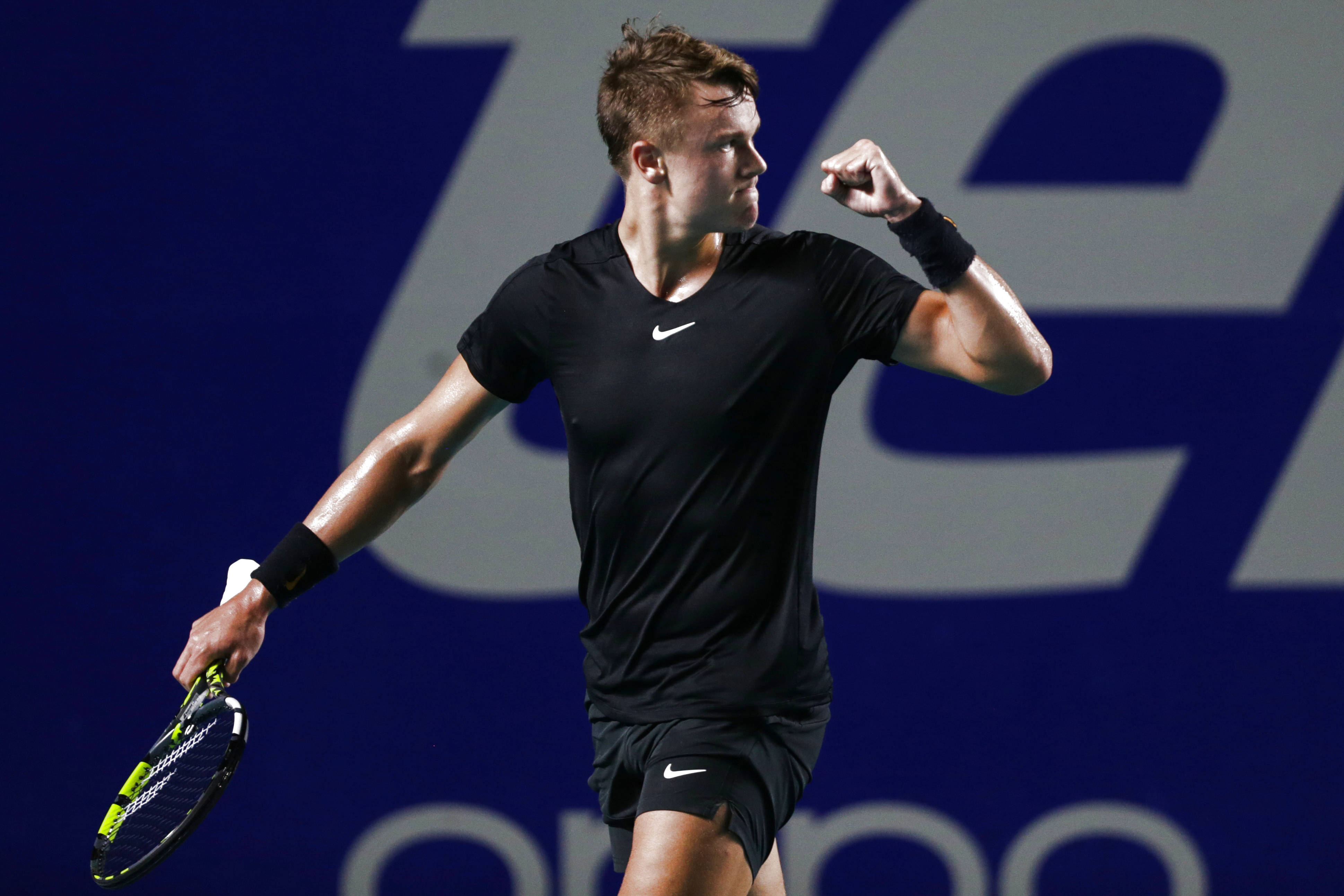 墨西哥选手在击剑比赛中起飞