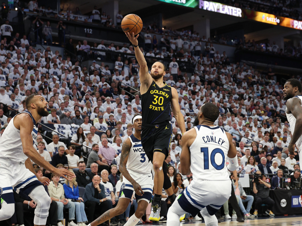 勇士客场惊险逆转,保持不败纪录 勇士客场惊险逆转,保持不败纪录