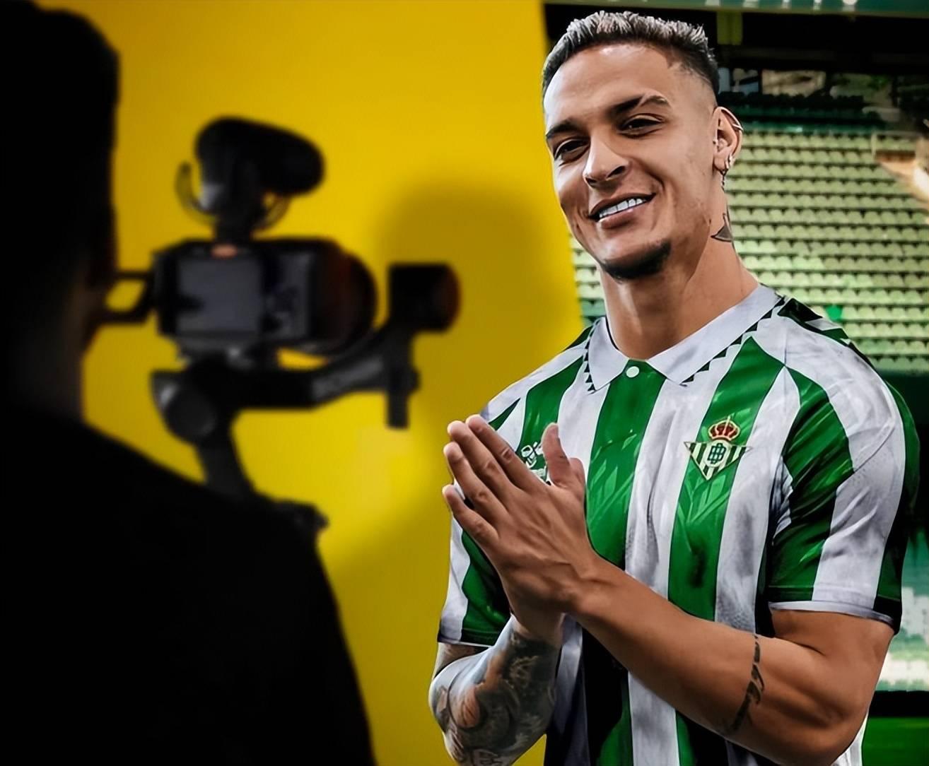 关于亚琛边锋爆发，助球队轻取对手获得胜利的信息