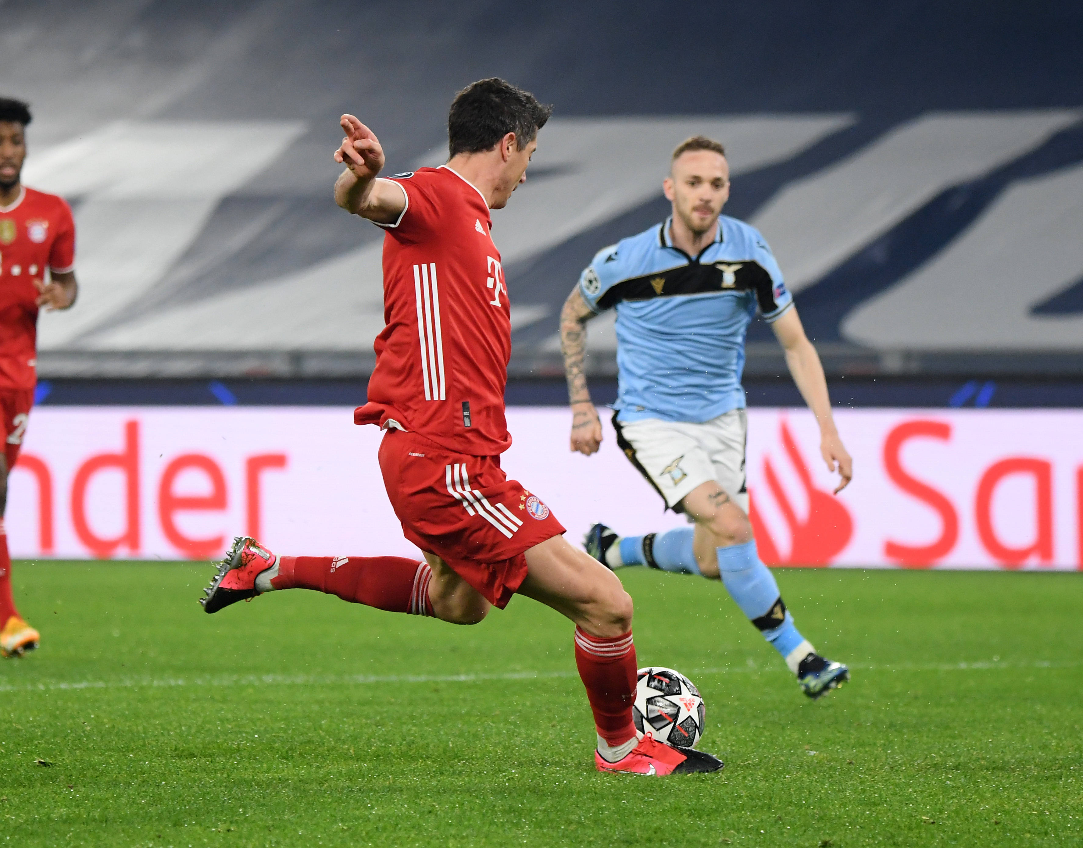 国米主场连胜，稳坐榜首位置