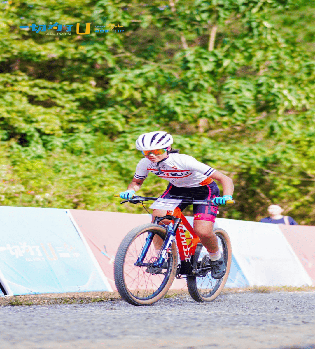 瑞士选手在山地自行车比赛中夺冠 瑞士选手在山地自行车比赛中夺冠