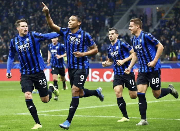 包含萨索洛球员配合默契，连续进球掀翻对手的词条