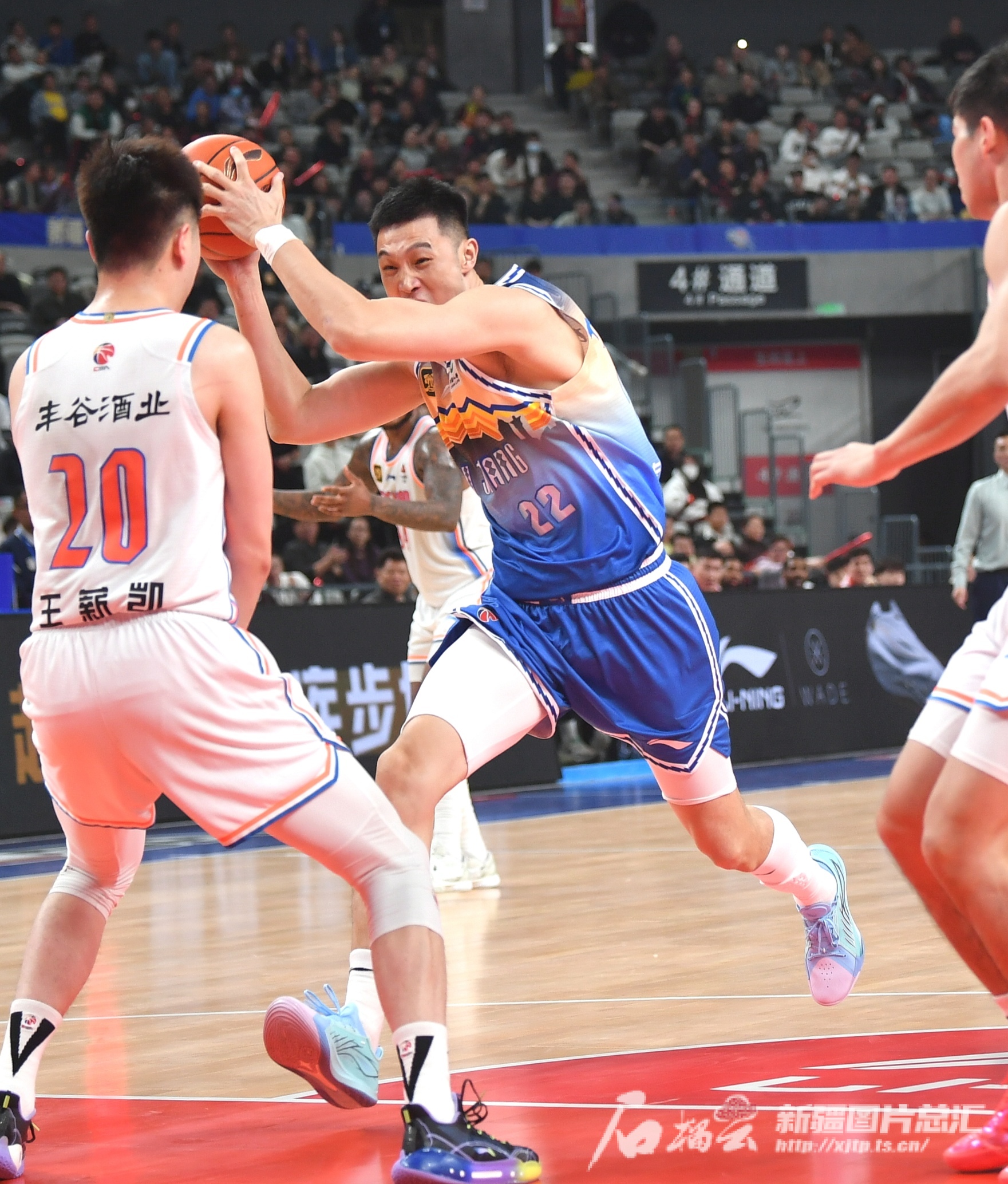 四川男篮在场上展现出不屈精神，取得胜利