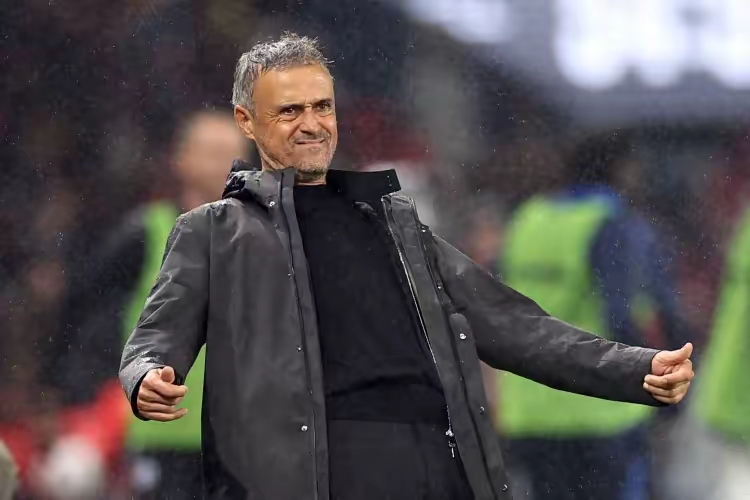 里尔后卫受伤下场，对球队防线影响较大的简单介绍