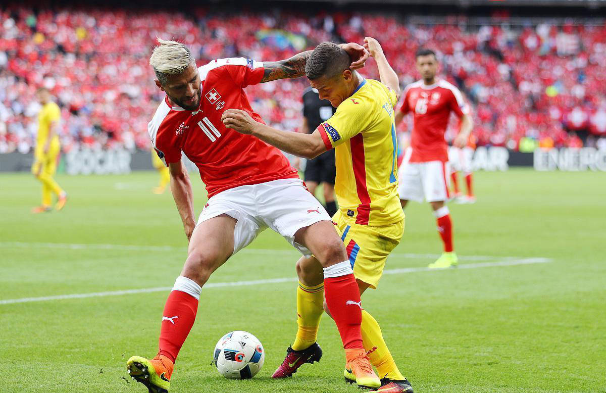 哥伦比亚年轻球员在国际比赛中摔跤