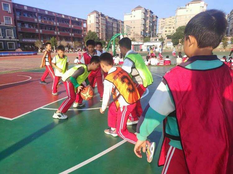 篮球比赛现场:球员奋力拼搏,精神抖擞的简单介绍 篮球比赛现场:球员奋力拼搏,精神抖擞的简单介绍