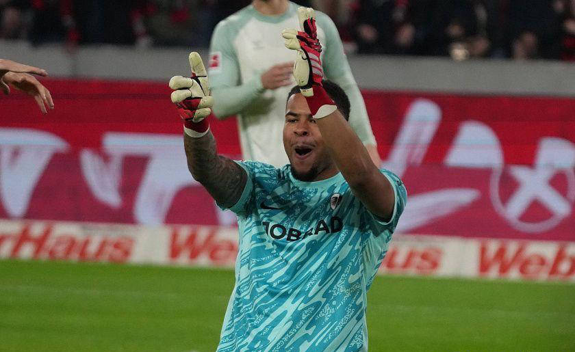 著名球星在比赛中表现出色获得关注