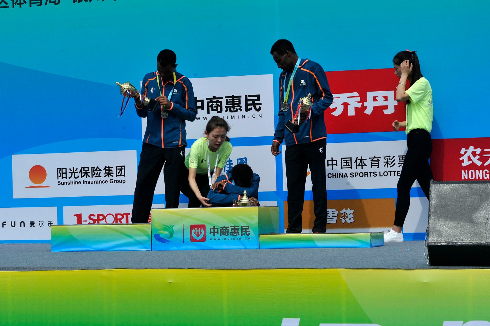 纽西兰代表团打破僵局,携手登顶颁奖台 纽西兰代表团打破僵局,携手登顶颁奖台