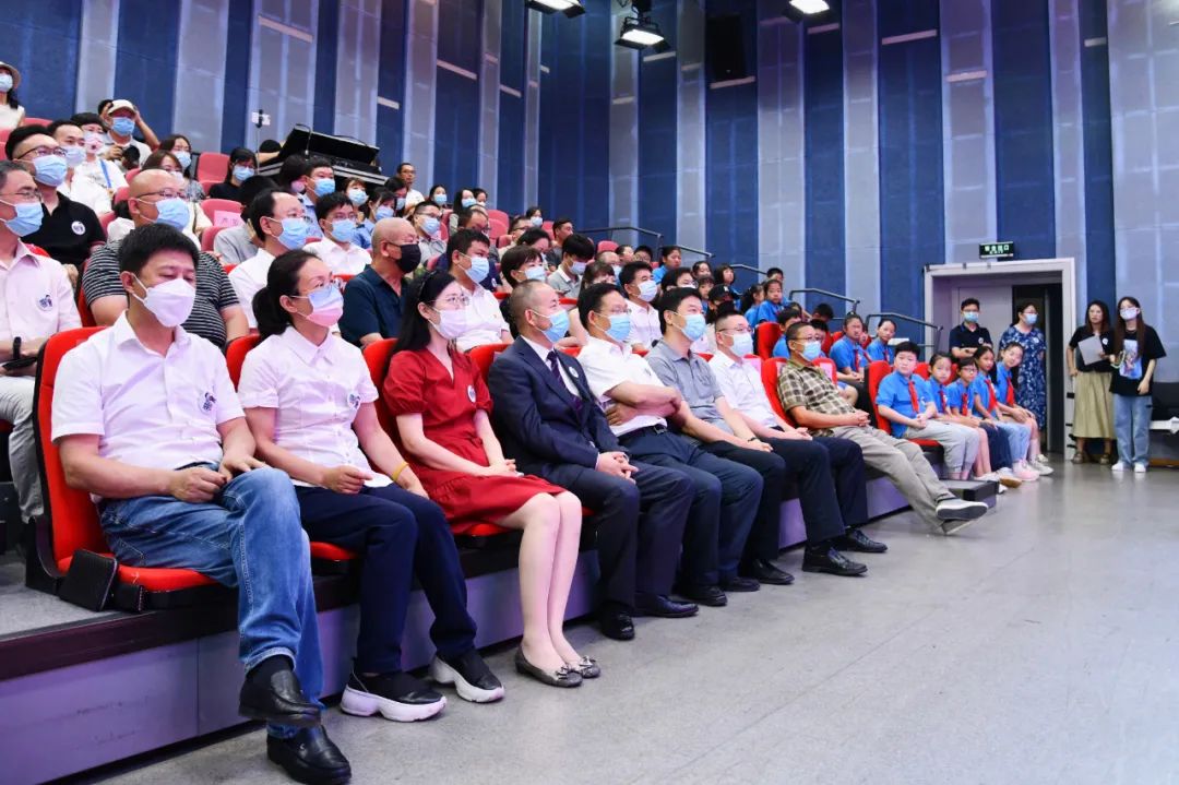 纽西兰代表团打破僵局,携手登顶颁奖台 纽西兰代表团打破僵局,携手登顶颁奖台