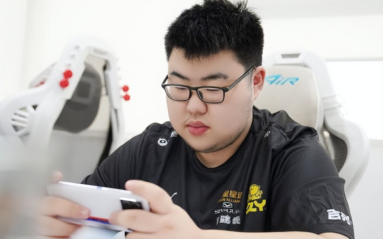 狼队瞄准冠军,恒大奋力拼搏的简单介绍 狼队瞄准冠军,恒大奋力拼搏的简单介绍