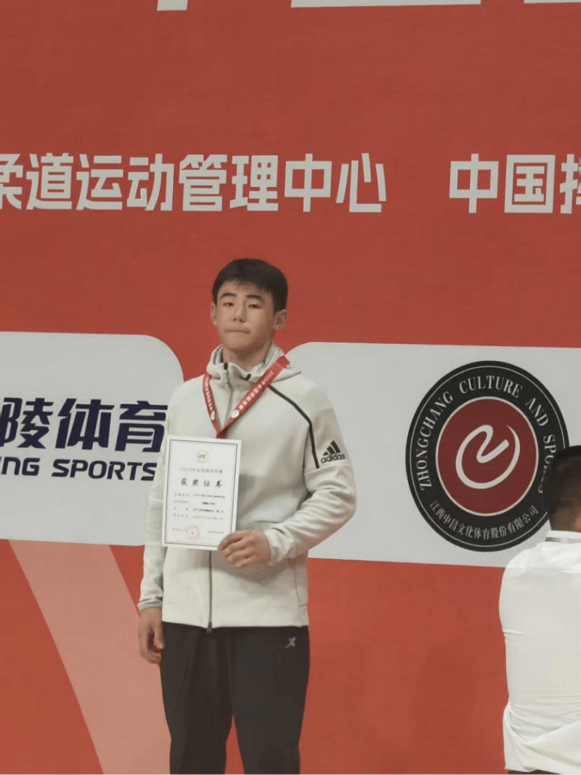 运动员实现突破,团体斩获银牌 运动员实现突破,团体斩获银牌