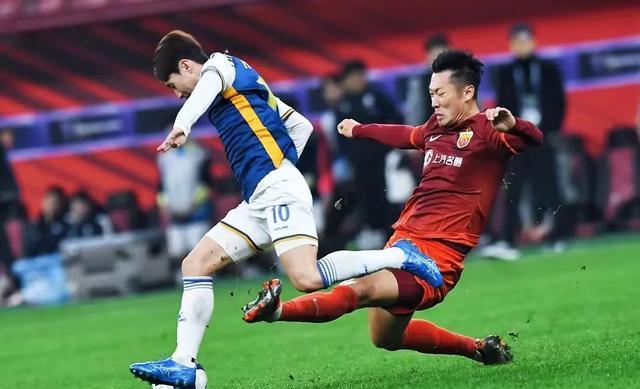 势均力敌,足球赛场上各队展开激烈争夺! 势均力敌,足球赛场上各队展开激烈争夺!