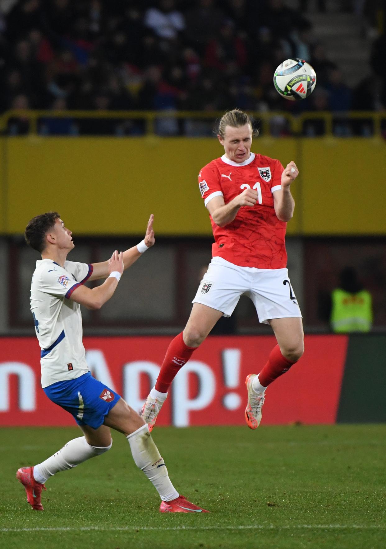 塞尔维亚队角逐激烈,欧预赛冲刺势头强劲 塞尔维亚队角逐激烈,欧预赛冲刺势头强劲