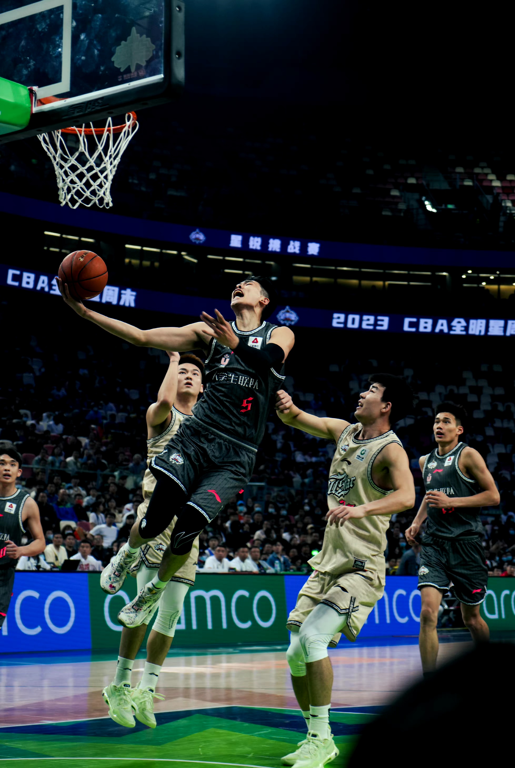 运动场上的篮球赛事充满激情和活力 运动场上的篮球赛事充满激情和活力