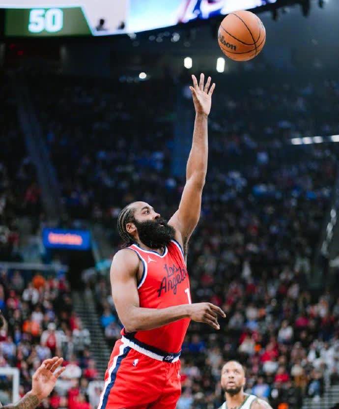 关于篮网主场惨败雄鹿，表现低迷的信息