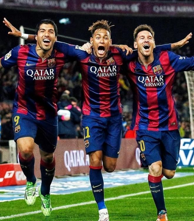 巴黎内马尔归队庆祝进球，球迷围观热议