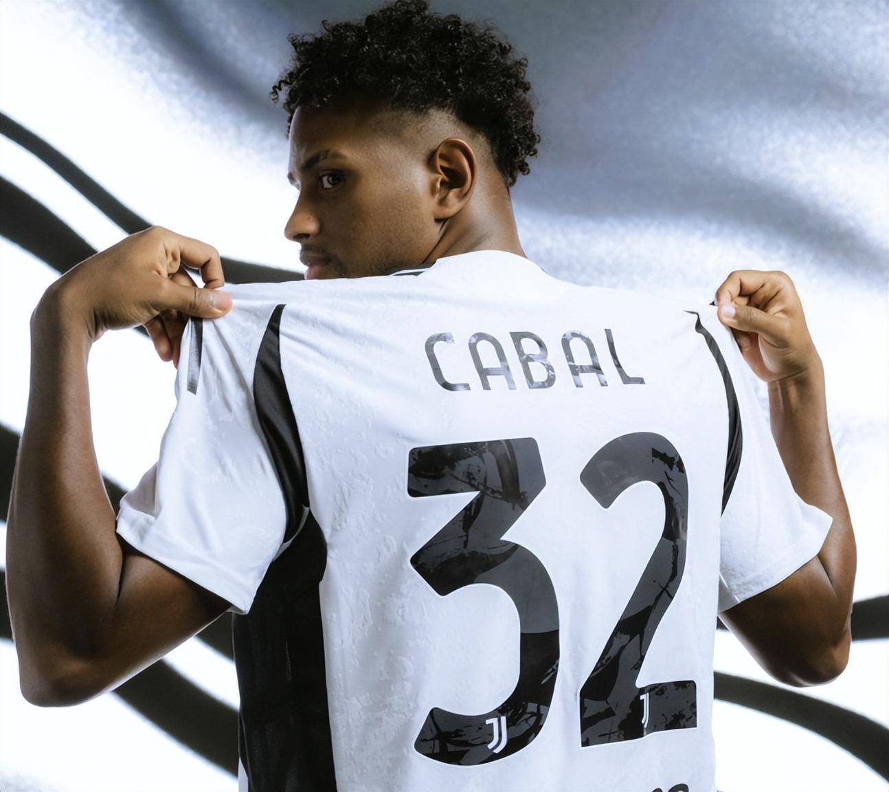 尤文图斯后卫获得最佳球员奖 尤文图斯后卫获得最佳球员奖