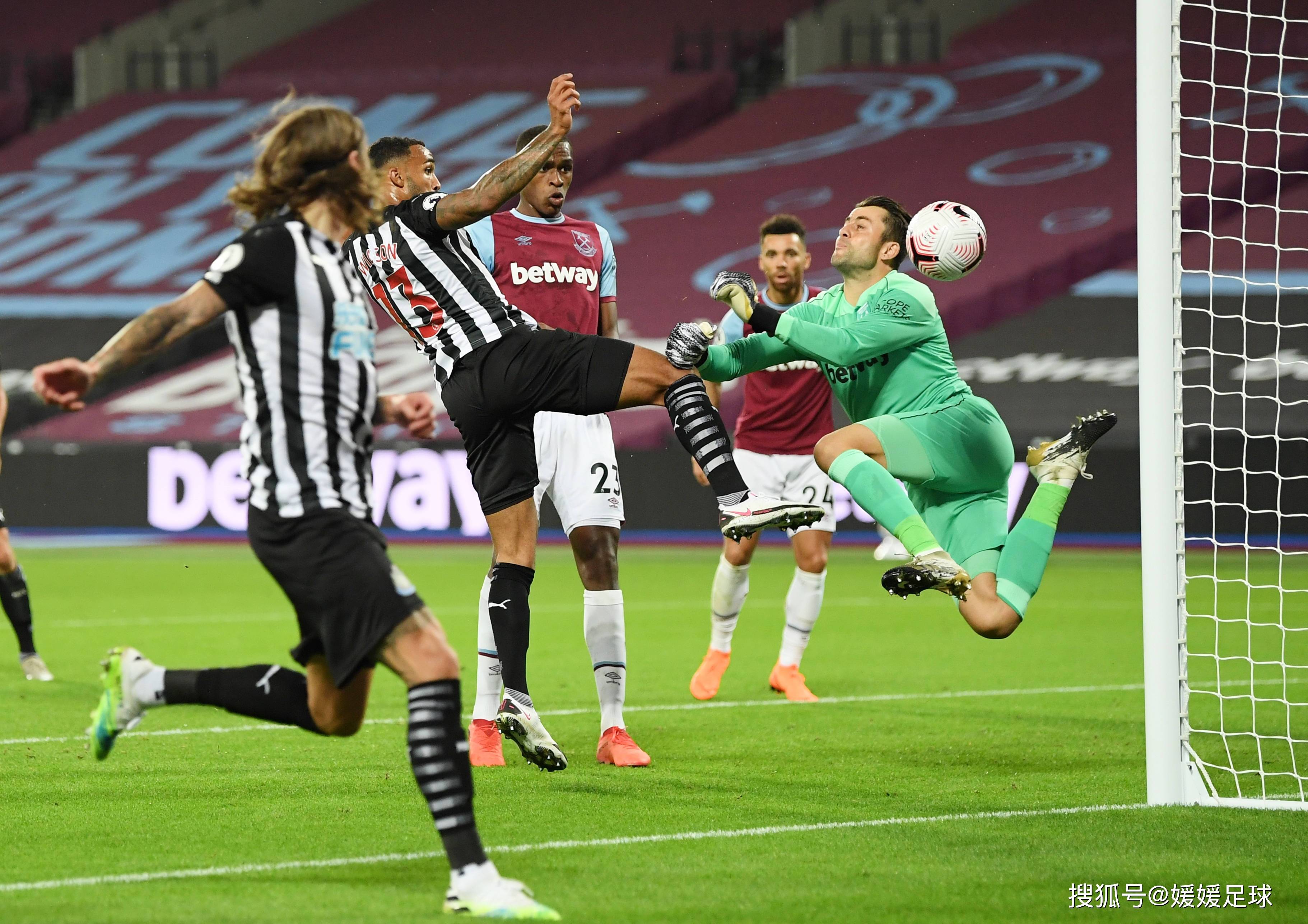 足球比赛现场上球员表现令人惊讶不已! 足球比赛现场上球员表现令人惊讶不已!