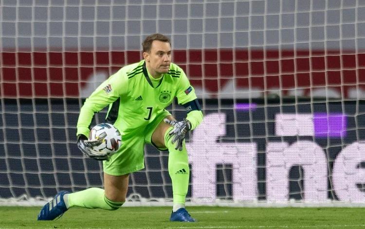 沙尔克门将连续扑出关键球，成为守门利器