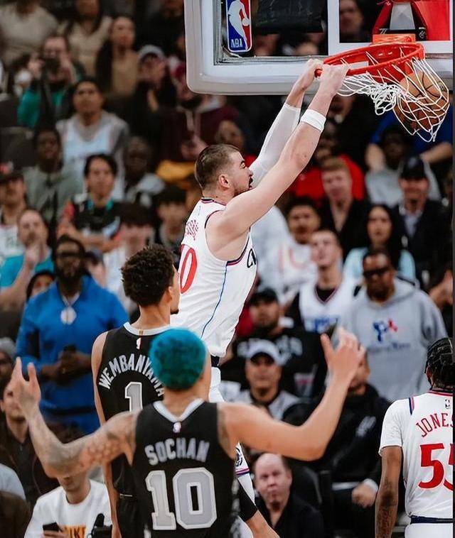 开云体育平台APP-快船主场战胜黄蜂，取得四连胜