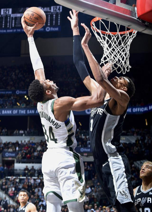 雄鹿大胜马刺,继续保持优势 雄鹿大胜马刺,继续保持优势