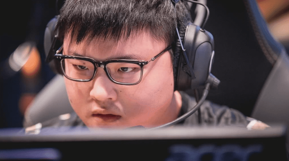 开云体育平台APP-HLE绝杀RNG，Uzi完成史诗逆转宿敌对决四强赛，留下经典瞬间的简单介绍