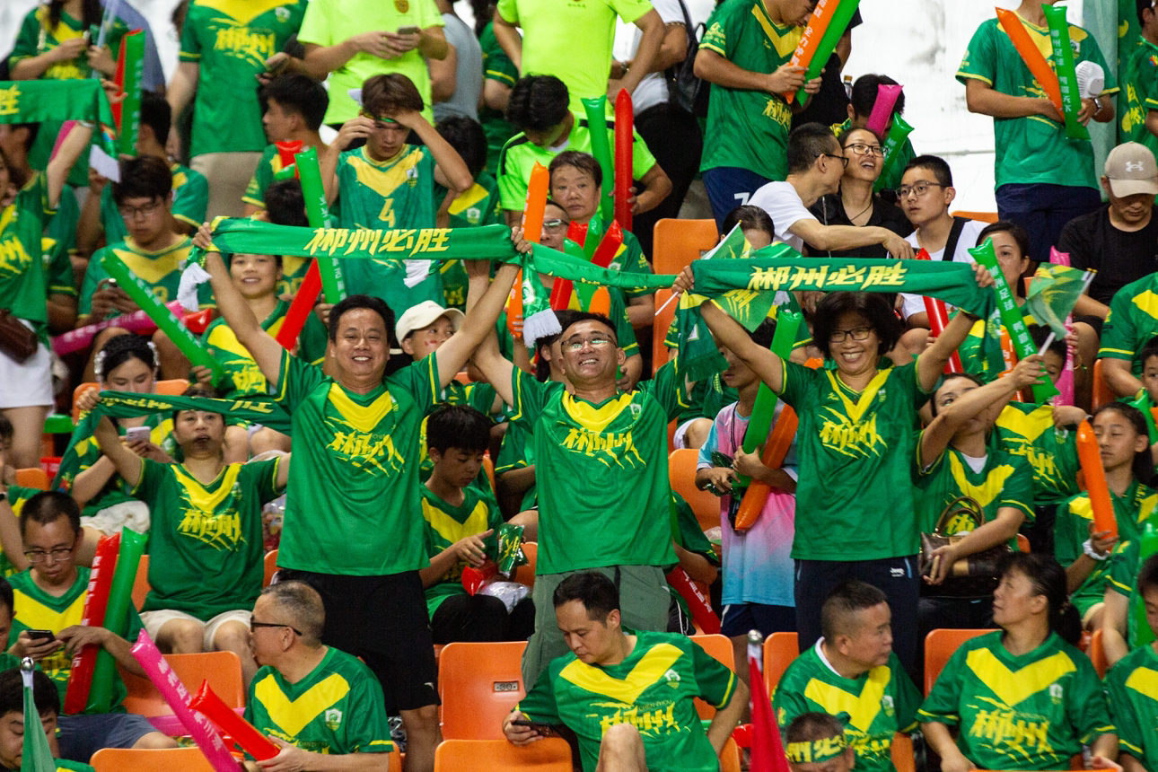 开云体育登录-包含现场气氛热烈，球迷为自己支持的球队呐喊助威的词条