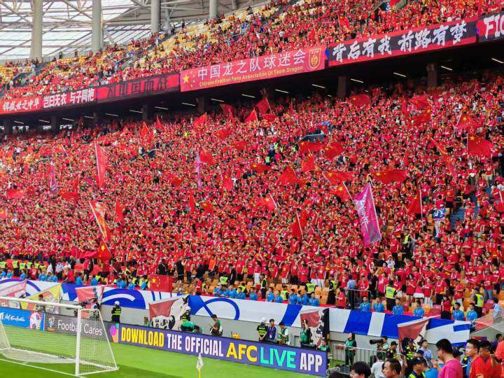 包含现场气氛热烈，球迷为自己支持的球队呐喊助威的词条